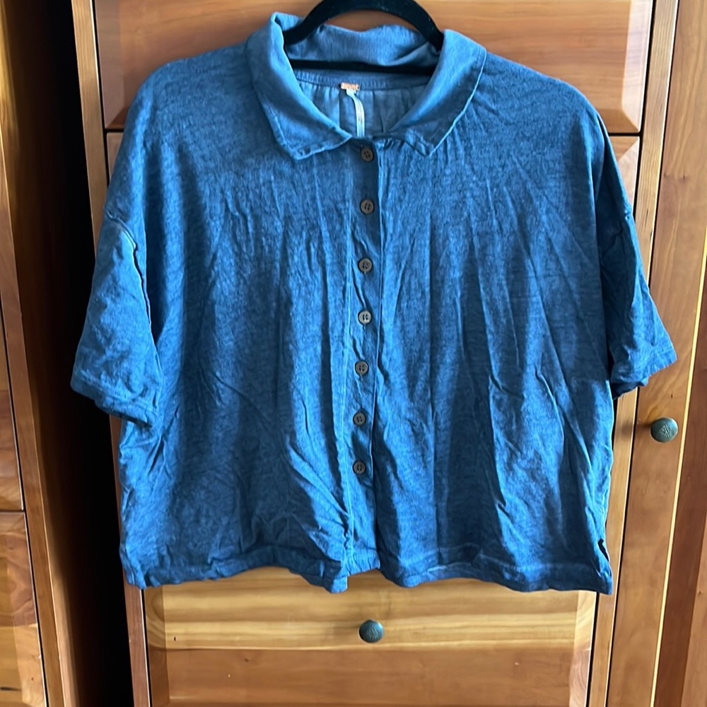 Free People Cropped Button down short sleeve Shirt in Blue size XL